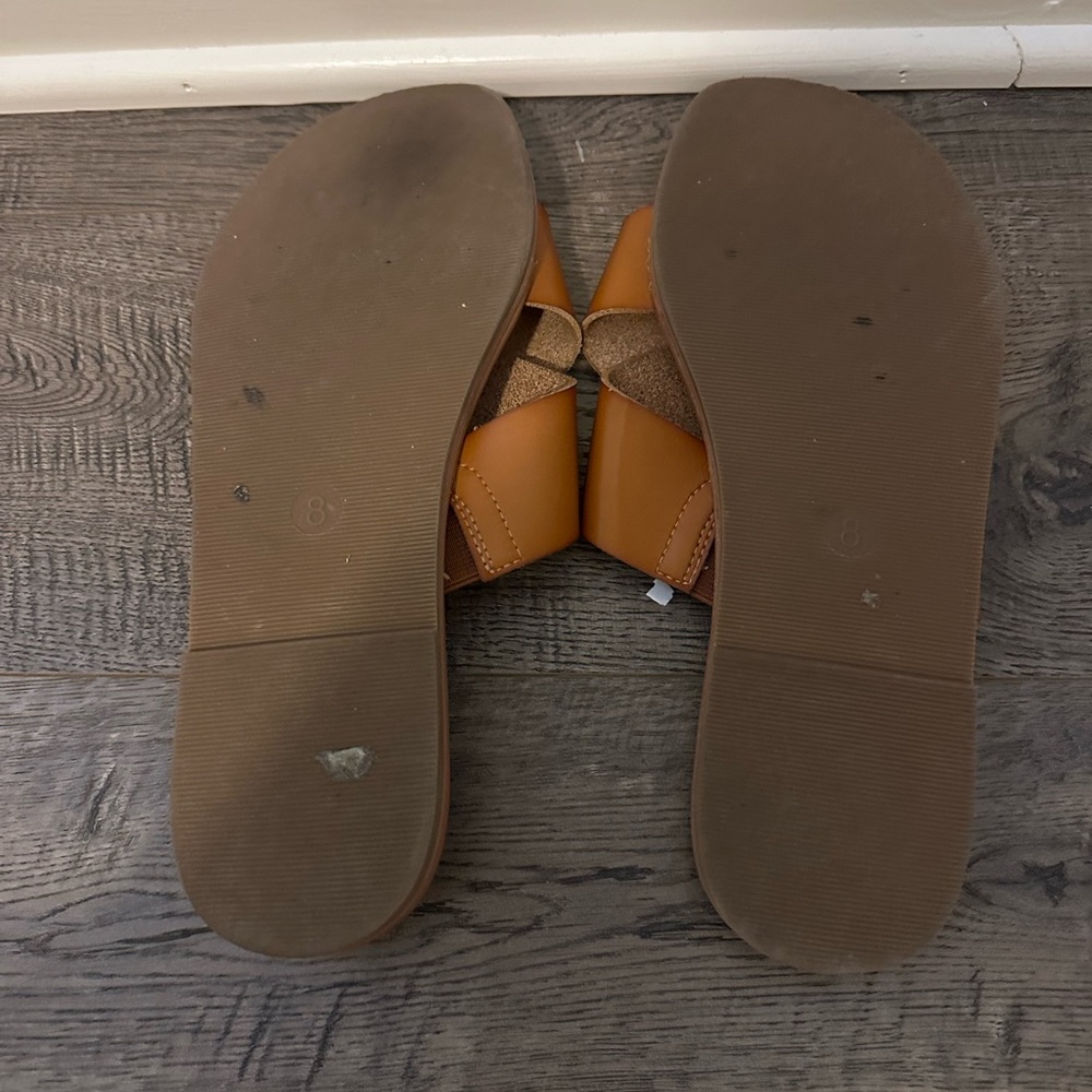 Universal Thread Flat Sandals. Size 8 - Picture 4 of 4